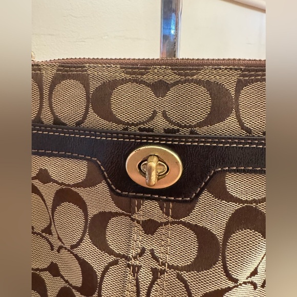 Coach Signature Crossbody Bag Purse with  Turnlock - Picture 2 of 16